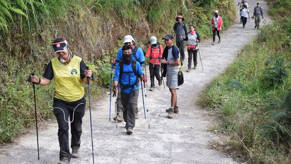 Rinjani Dağı'ndan inen Endonezyalı ve yabancı tırmanışçılar - Sputnik Türkiye