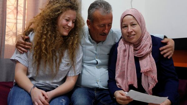 Ahed Tamimi anne ve babasıyla - Sputnik Türkiye