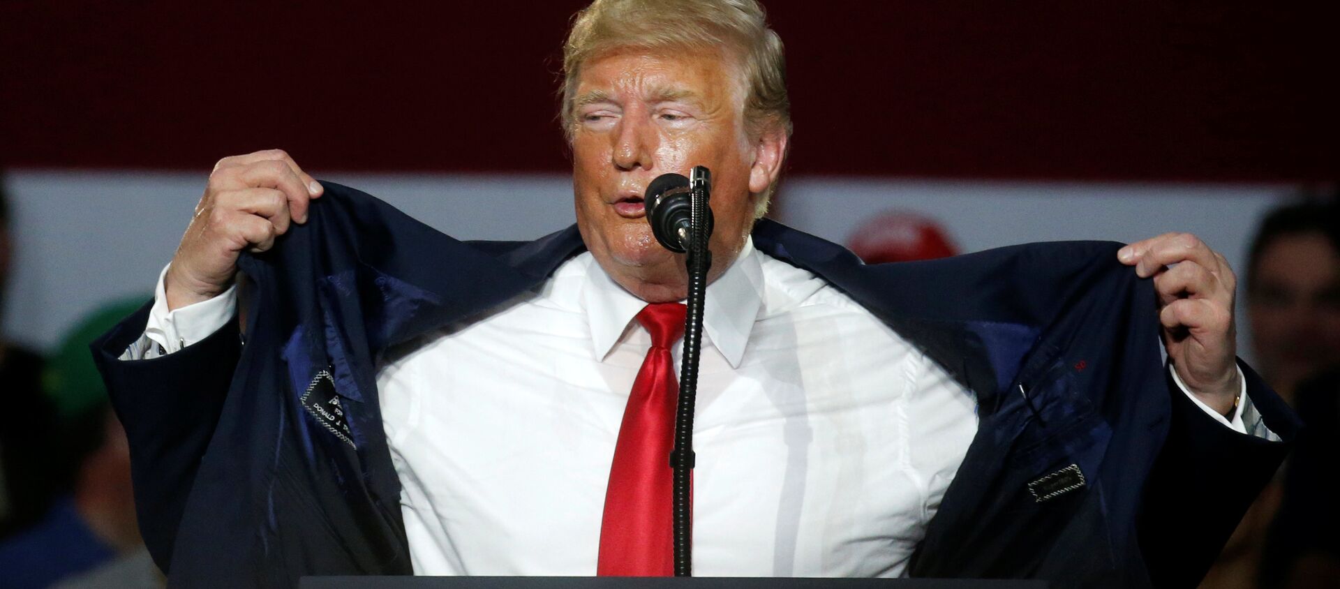 Donald Trump, Ohio'daki 'Amerika'yı yeniden muhteşem yap' mitinginde sıcaktan yakınırken - Sputnik Türkiye, 1920, 13.08.2018
