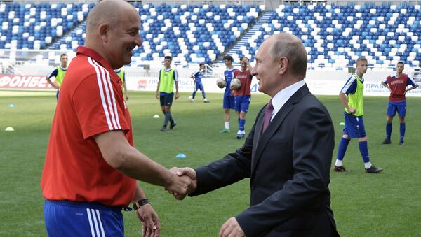 Rusya Milli Takımı'nın Teknik Direktörü Stanislav Çerçesov ve Rusya Devlet Başkanı Vladimir Putin - Sputnik Türkiye