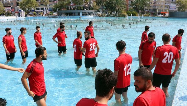 Futbolculardan 'su' protestosu: Formalarıyla süs havuzuna girdiler - Sputnik Türkiye