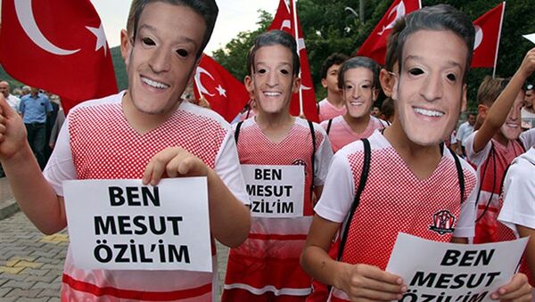 Mesut Özil maskeleriyle yürüdüler - Sputnik Türkiye