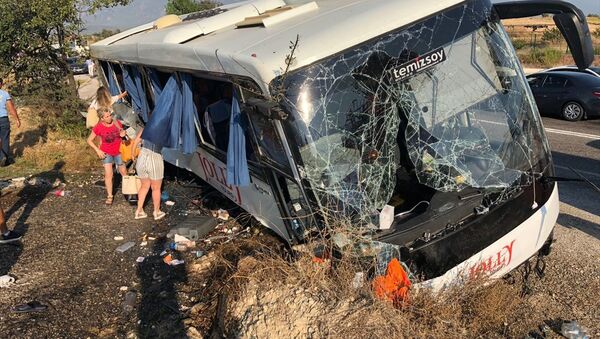 Muğla'da tur otobüsü şarampole devrildi - Sputnik Türkiye