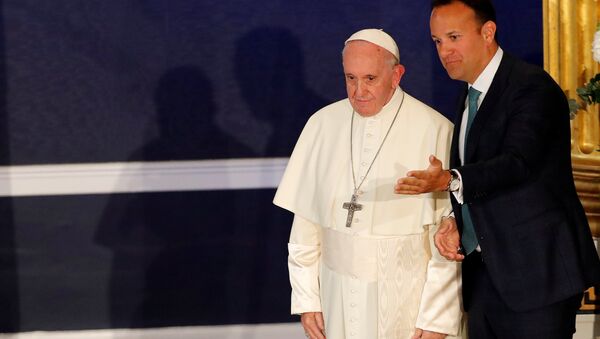İrlanda'yı ziyaret eden Papa Francis'i Dublin Kalesi'nde Başbakan Leo Varadkar karşıladı, 25 August 2018. - Sputnik Türkiye