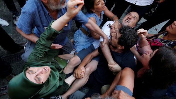 Cumartesi Anneleri 700. hafta eyleminde Arat Dink'in (sağda siyah tişörtlü) gözaltına alınmasını engelleme çabası - Sputnik Türkiye
