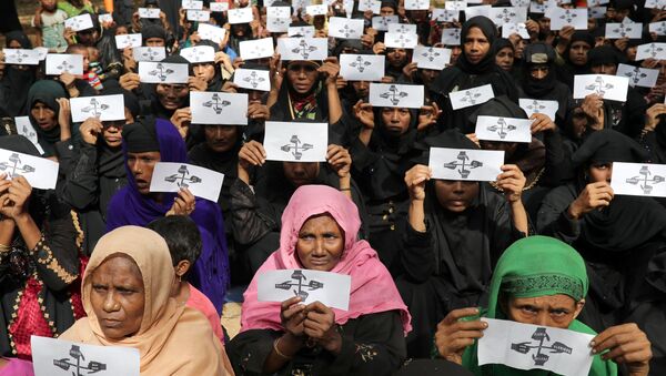 Arakan Müslümanlarının Myanmar'dan Bangladeş'e kaçışının yıldönümünde Kutupalong sığınmacı kapındaki kadınlar hak, adalet ve eve geri dönüş istediklerine dair kartlarla eylem yaptı. - Sputnik Türkiye