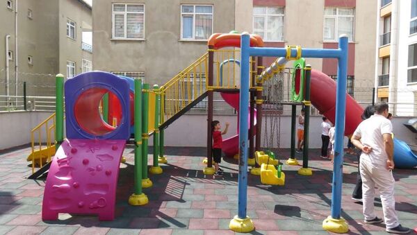 Parkta oynayan çocuklara 'Sessiz olun' kurşunu - Sputnik Türkiye