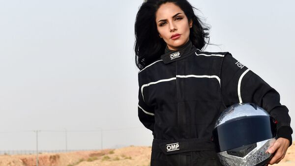 Suudi Arabistan'lı kadın otomobil yarışçısı - Sputnik Türkiye