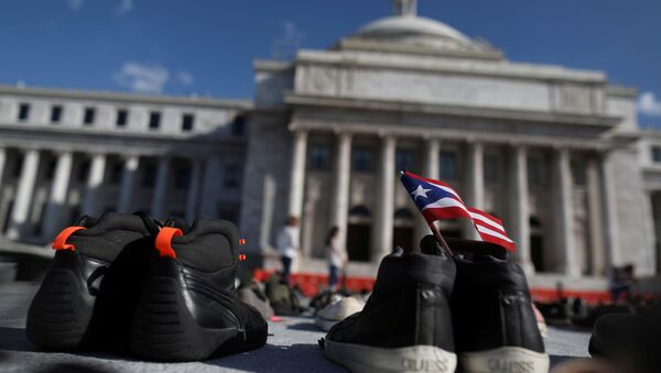 Porto Riko'nun başkenti San Juan'da  Maria Kasırgası'nda ölenleri anmak için hükümet binası önüne konulan ayakkabılar - Sputnik Türkiye