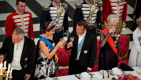 Danimarka Kraliçesi Margrethe (sağda) ile Veliaht Prensesi Mary (solda), Fransa Cumhurbaşkanı Emmanuel Macron'un onuruna Christiansborg Şatosu'nda devlet şöleni verdi. - Sputnik Türkiye