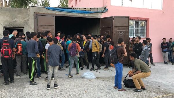 Bir evde 244 göçmen bulundu - Sputnik Türkiye
