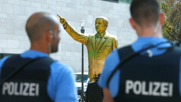 Almanya'nın Wiesbaden kentinde geçen ay bienal için dikilen Erdoğan heykeli güvenlik gerekçesiyle 24 saat içinde kaldırılmıştı. - Sputnik Türkiye