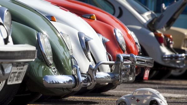 Игрушечная машинка Volkswagen Beetle перед автомобилями-жуками во время праздника в Сан-Бернарду-ду-Кампу - Sputnik Türkiye
