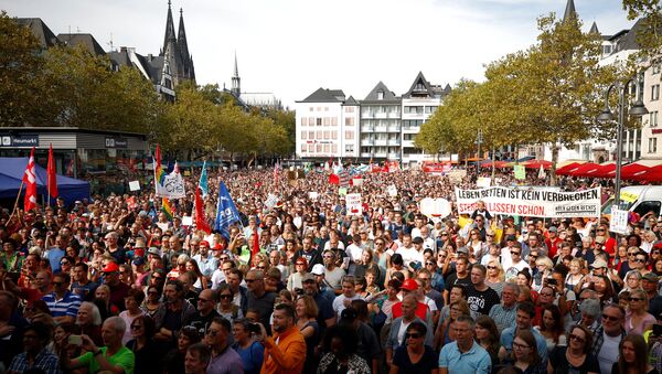 Almanya'da binlerce kişi ırkçılığa karşı yürüdü - Sputnik Türkiye