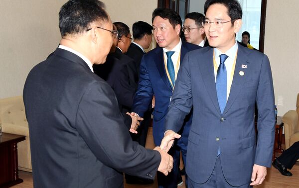 Öte yandan eski Devlet Başkanı Park Geun-hye'nin yetkilerinin elinden alınmasına yol açan yolsuzluk ve siyasi nüfuz skandalına yönelik soruşturma kapsamında yargılanan Samsung Genel Müdürü Lee Jae-yong'un heyette olması tartışmaları beraberinde getirdi. Kuzey Kore Ekonomi Bakanı Ri Yong-nam'la görüşen Lee Aynı ulusun parçası olduğumuzu hissediyorum dedi. Ri de Çeşitli nedenlerden ötürü çok ünlü bir insansınız espirisi yaptı. Güney Kore Devlet Başkanlığı da Lee'nin heyete dahil edilmesini şöyle savundu: Dava başka, iş başka. - Sputnik Türkiye