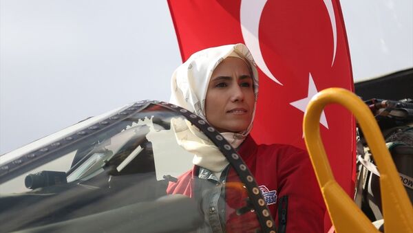 Sümeyye Erdoğan Bayraktar, TEKNOFEST etkinlik alanını gezerek Phantom 4 uçağına bindi. - Sputnik Türkiye