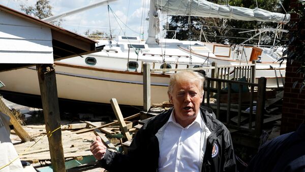 Florence Kasırgası'nın vurduğu Kuzey Carolina'yı ziyaret eden Trump, bahçesine tekne çıkan aileyle dalga geçti. - Sputnik Türkiye