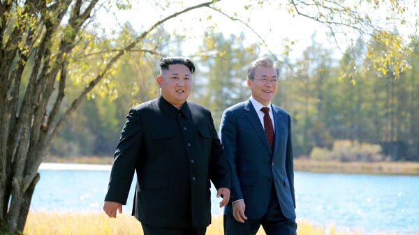 Kuzey Kore lideri Kim Jong-un- Güney Kore Devlet Başkanı Moon Jae-in - Sputnik Türkiye
