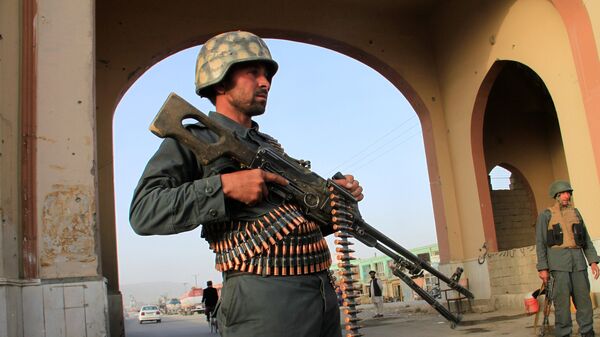 Afganistan'ın Gazni kentindeki bir kontrol noktasında görevli Afgan polisi - Sputnik Türkiye