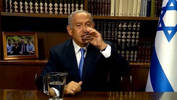 İran'daki kuraklık sorununa el atan Netanyahu sürahi ve bardağa sarıldı. - Sputnik Türkiye
