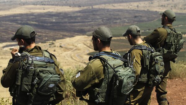 İsrail askerleri, Golan Tepesi'ndeki bir karargahtan Suriye'nin kontrolündeki Kuneytra'ya bakıyor. - Sputnik Türkiye