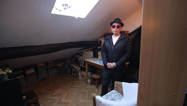 71 yaşındaki Parisli, 25 yıldır 1 metrekarelik dairede yaşıyor: Kaplumbağa gibi hissediyorum - Sputnik Türkiye