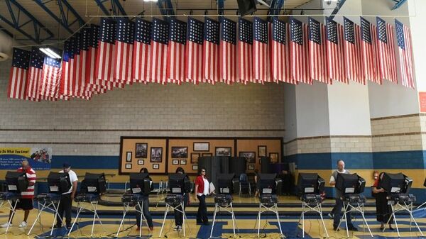 Kasım 2016 başkanlık seçimlerinde ABD'li seçmenler oy kullanma makinelerinin başında - Sputnik Türkiye