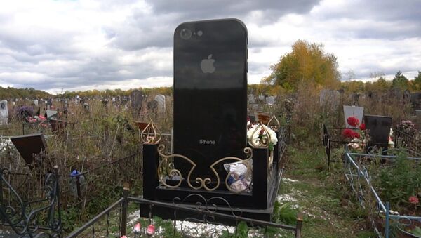 Rusya’da şaşkına çeviren iPhone şeklinde mezar taşı - Sputnik Türkiye