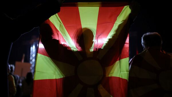 Makedonya'daki referandumun boykot edilmesi taraftarı olan göstericiler, yeterli katılımın sağlanamamasını kutluyor - Sputnik Türkiye