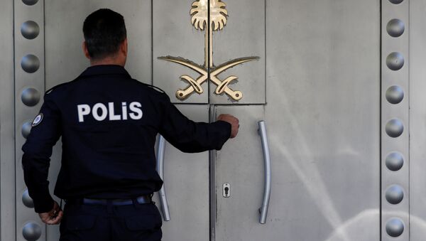 Suudi Arabistan İstanbul Başkonsolosluğu'nun önünde Türk polisi - Sputnik Türkiye