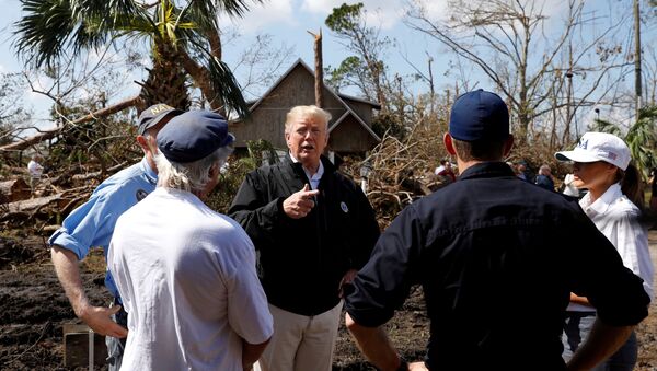 Küresel ısınmaya insan faaliyetlerinin neden olduğuna şüpheyle yaklaşan Donald Trump, Michael Kasırgası'nın yerle yeksan ettiği Florida sahillerinde afetzedelerle buluştu. - Sputnik Türkiye