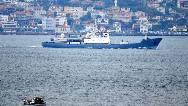 Rus donanmasına ait RFS Kildin isimli askeri destroyer gemi, Çanakkale Boğazı'ndan geçti. - Sputnik Türkiye