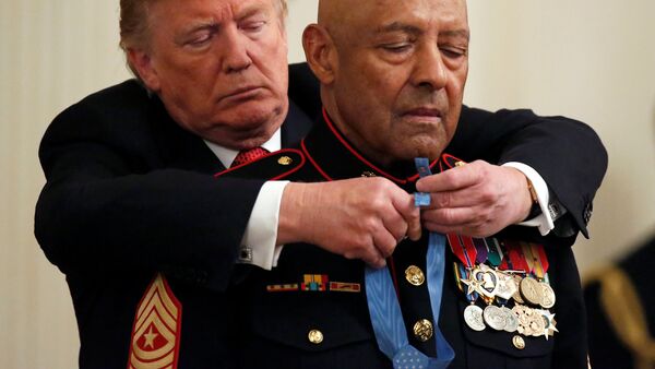 Donald Trump, Deniz Piyadeleri'nden emekli  kıdemli başçavuş John L. Canley'ye ABD Kongresi adına Başkan tarafından verilen Onur Madalyasını taktı. - Sputnik Türkiye