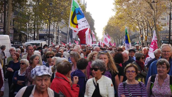 Fransa'da 9 sendika ve 6 derneğin çağrısıyla binlerce emekli, ülke genelinde protesto yürüyüşü düzenledi - Sputnik Türkiye