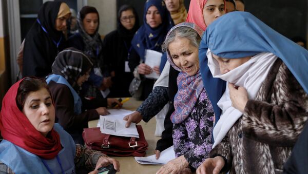 Kabil'de Afgan kadınların yoğun katılım gösterdiği bir seçim merkezi - Sputnik Türkiye