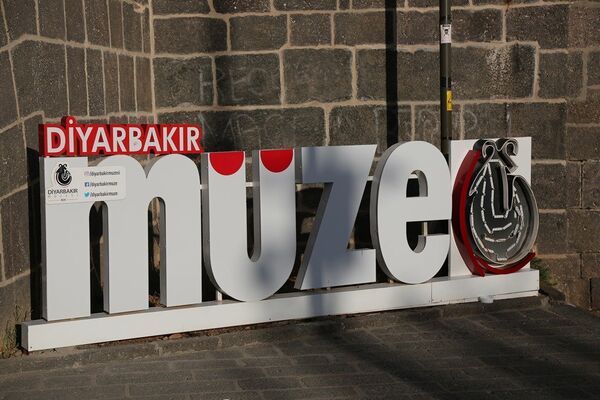 ‘Puta benziyor, günahtır’ diyerek kırılan müzenin logosunu - Sputnik Türkiye