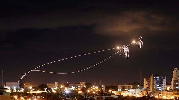 İsrail'in 'Demir Kubbe' hava savunma sistemi, Gazze'den atıldığı ileri sürülen roketlere karşı harekete geçti - Sputnik Türkiye