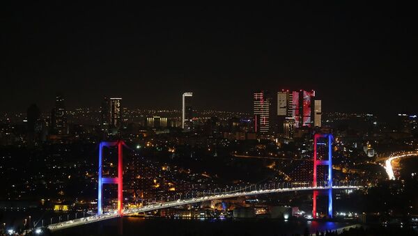 15 Temmuz Şehitler Köprüsü, 4'lü zirvedeki ülke bayraklarıyla 'renklendi' - Sputnik Türkiye