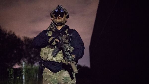 An agent with the U.S. Border Patrol Tactical Unit guards the U.S. side of the border wall with Mexico in Brownsville, Texas, U.S. - Sputnik Türkiye