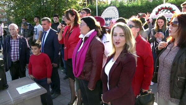Bolu'daki 29 Ekim kutlamasında Cumhuriyet Kadınları Derneği Bolu Şube Başkanı Güllü Yaman tarafından 'Andımız' yanlış okundu. - Sputnik Türkiye