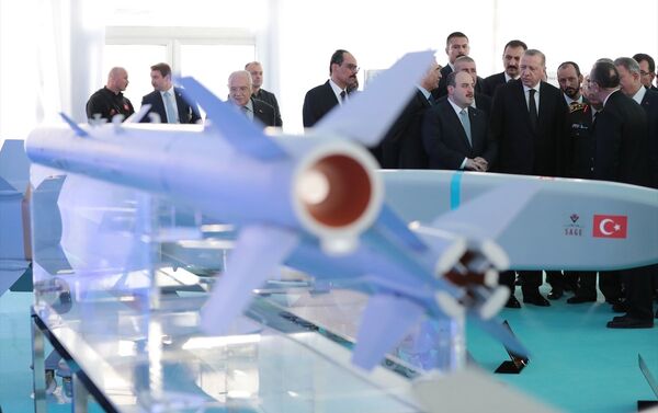 Cumhurbaşkanı Erdoğan, açılış töreni öncesi TÜBİTAK SAGE tarafından F-35 savaş uçakları için tasarlanan yerli ve milli mühimmatların sergilendiği alanı gezdi. - Sputnik Türkiye
