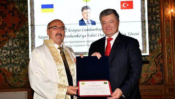 İstanbul Üniversitesinde düzenlenen törende, İÜ Rektörü Prof. Dr. Mahmut Ak (solda) tarafından Ukrayna Cumhurbaşkanı Petro Poroşenko’ya (sağda) fahri doktora ünvanı verildi. - Sputnik Türkiye