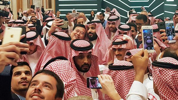 Ekim ayının sonunda Riyad'da düzenlenen Geleceğin Yatırımı Konferası'nda, Suudi Veliaht Prensi Muhammed bin Selman (en ortada), kendisiyle özçekim yapmak isteyenlere poz verirken - Sputnik Türkiye