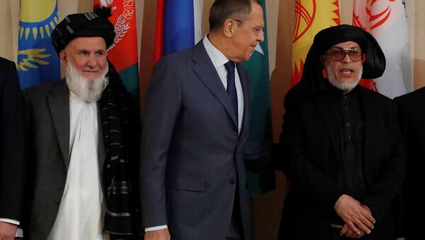 Afganistan Yüksek Barış Konseyi Başkan Yardımcısı Din Mohammad Aziz, Rusya Dışişleri Bakanı Sergey Lavrov ve Taliban'ın Katar'daki siyasi ofisi temsilcisi Şir Muhammed Abbas Stanikzay - Sputnik Türkiye