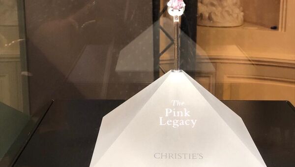 'The Pink Legacy'  adlı elmas yüzük 44.5 milyon İsviçre frangına satıldı - Sputnik Türkiye