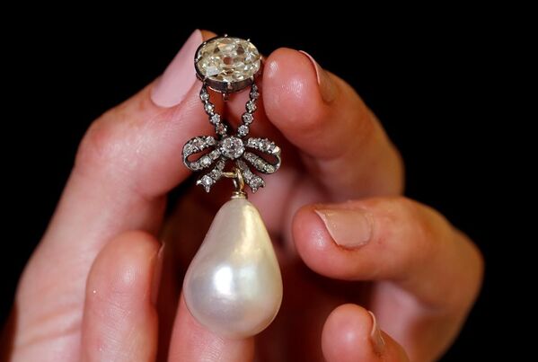 Fransa'nın son kraliçesi Marie Antoinette'e ait inci ve elmas kolye - Sputnik Türkiye