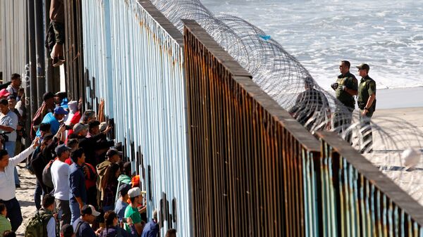 Orta Amerikalı göçmen kervanından 800-1000 kişilik bir grup, Meksika'nın ABD sınırındaki Tijuana'ya ulaştı. Göçmenler, kentte ABD ile sınırı belirleyen duvarı adeta kuşatmaya aldı. - Sputnik Türkiye