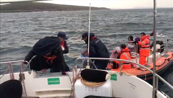 Yumurta Ada'da mahsur kalan göçmenler için operasyon - Sputnik Türkiye