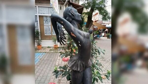 Türkiye'nin ilk balerininin heykeline tecavüz girişimi - Meriç Sümen - Sputnik Türkiye