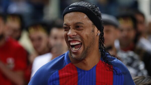 Former FC Barcelona player Ronaldinho, laughs as he enters the stadium during a friendly soccer match between the FC Barcelona and Real Madrid Legends, at the Camille Chamoun Sports City in Beirut, Lebanon, Friday,  - Sputnik Türkiye